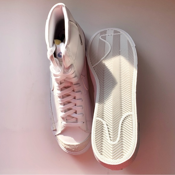 Women’s Blazer Mid ‘77 SE ‘Sisterhood White Metallic Silver’ - Picture 7 of 9